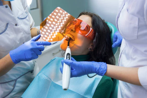 أمان تبييض الأسنان بالليزر