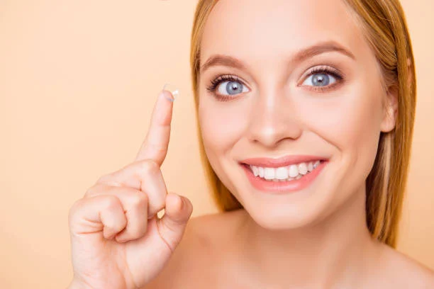 العوامل المؤثرة في عمر عدسات الأسنان التجميلية