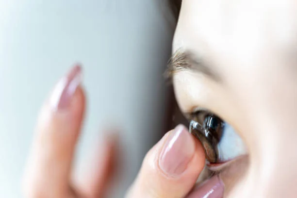 هل ارتداء العدسات التجميلية يوميًا آمن؟